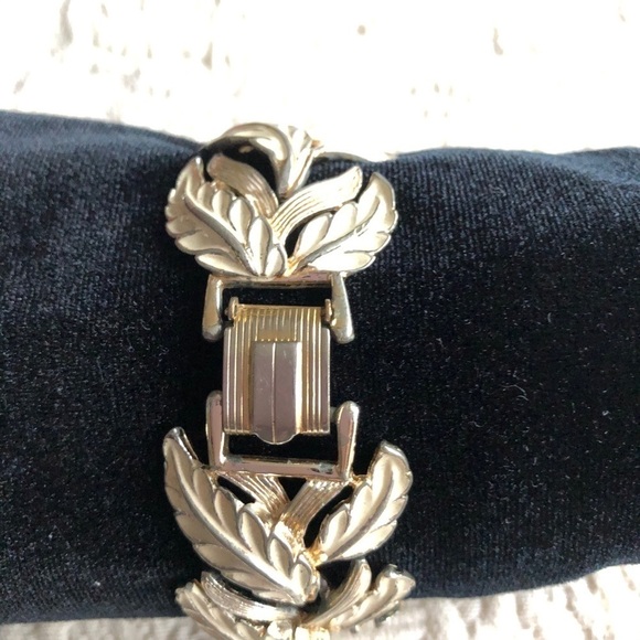 VINTAGE enamel floral leaf bracelet. Gold & White colour - Picture 4 of 9